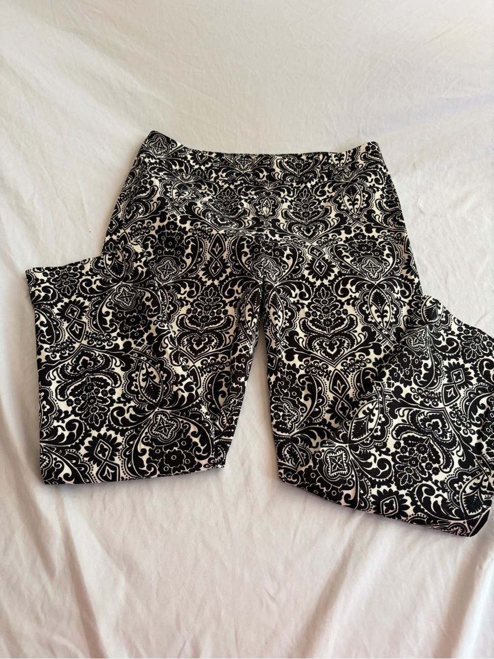 Ann Taylor Black & White Paisley-Print Pull-On Leggings Size 4